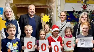 Über das tolle Spendenergebnis freuten sich gemeinsam mit den Kindern der Wimpinagrundschule Konrektorin Claudia Röckel, Dr. Harald Genzwürker, Dr. Vanessa Stojanovic und Felicitas Zürn vom Ambulanten Kinderhospizdienst.