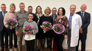 Ehrungen und Verabschiedungen an den Neckar-Odenwald-Kliniken mit (von links) Martin Ruck (stellvertretender Pflegedienstleiter), Aufsichtsratsvorsitzender Landrat Dr. Achim Brötel, Ute Trabold, Thomas Brünner, Harald Löffler (Geschäftsführer), Betina Rothengaß, Jutta Schulz, Sigrid Gamer, Simon Schreiweis (Betriebsratsvorsitzender), Sina Schönith-Müller, Dr. med. Rüdiger Mahler (Ärztlicher Direktor) und Kurt Böhrer (Pflegedienstleiter).