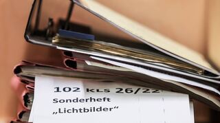 Aktenordner mit dem Hinweis „Sonderheft Lichtbilder“ liegen bei einem Missbrauchsprozess im Gerichtssaal. Auch im Amtsgericht galt es im Rahmen eines entsprechenden Prozesses, eine größere Menge solchen Bildmaterials zu sichten.