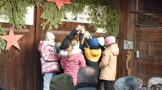 Die Grundschule Walldürn begeisterte die zahlreichen Besucher mit der Darbietung von Liedern, Gedichten und Tänzen. Unter anderem führten die Drittklässler einen Lichtertanz auf.