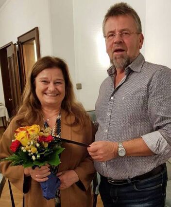 Felicitas Zemelka wurde als Vorsitzende des Fördervereines Kirchenmusik St. Oswald verabschiedet. Das Bild zeigt sie mit Klaus Roos.