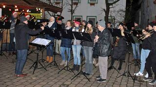 Mit bekannten und internationalen Weihnachtsliedern stimmte die Musikkapelle Distelhausen unter Leitung von Manfred Pfeuffer auf das Weihnachtsfest ein.