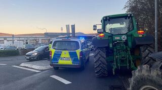 Die protestierenden Landwirte legen am Montagnachmittag in Tauberbischofsheim den Verkehr lahm.