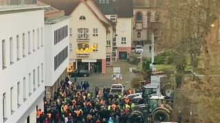 Landwirte protestieren vor dem Landratsamt in Tauberbischofsheim.
