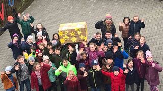 Ein großes Paket voller Kleiderspenden wurde von den Kindern der Grundschule Rippberg an die 21. Kinder-Teilaktion „meins wird deins - jeder kann St. Martin sein“ der „aktion hoffnung, Hilfe für die Mission“ nach Augsburg geschickt.