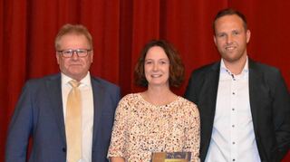 Kerstin Lang, mit der Goldenen Ehrennadel des TSV Röttingen ausgezeichnet, eingerahmt von den beiden Vorsitzenden Sven Gibfried und Manfred Thomas.