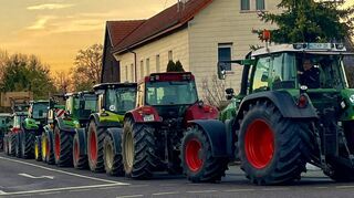 In der Tauberbischofsheimer Pestalozziallee lief am Montagabend durch die Protestaktion der Landwirte nicht mehr viel.