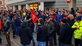 Laut Polizeiangaben fanden sich rund 650 Teilnehmer vor dem Landratsamt ein.