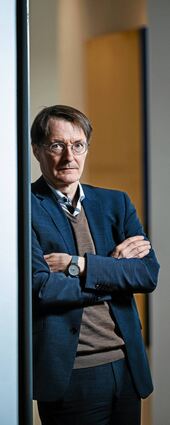 Gesundheitsminister Karl Lauterbach – hier in seinem Berliner Ministerium – ist wegen der neuen Corona-Welle in Sorge.