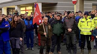Viele Landwirte versammelten sich am Montag zur Demonstration vor dem Landratsamt.