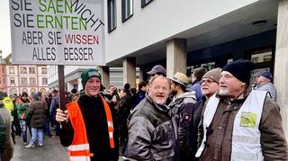 Mit Schildern machten Landwirte ihrem Ärger Luft.