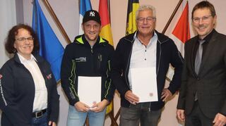 Bei der Blutspenderehrung: Roland Weimer und Michael Hübl zusammen mit Bürgermeister Jürgen Galm sowie Sigrid Albrecht vom DRK-Ortsverein Osterburken.