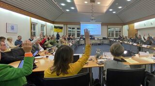 Der Wertheimer Gemeinderat bei der Abstimmung über den Haushalt.