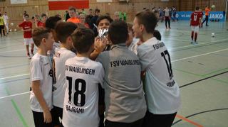 Während sie vorne feiern, machen sich hinten die Teams schon bereit fürs nächste Turnier: Beim „Jako-Cup“ in Niederstetten geht es Schlag auf Schlag.