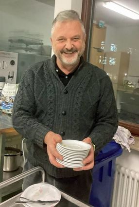 Mithelfen beim Gemeindefrühstück inklusive Abwasch: FN-Redakteur Michael Weber-Schwarz.