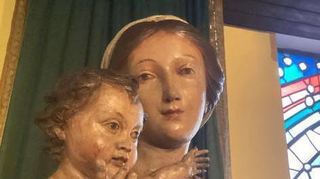 Ländliche Madonna: Im Beton-Kirchenbau am Heuchelhof treffen Tradition und Moderne zusammen.