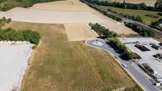 Königshofen soll im Bereich „Becksteiner Weg“ weitere Gewerbe- und Industrieflächen erhalten. Die Stadt will dabei mit dem Gleisanschluss punkten.