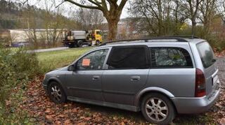 Der Opel Astra steht seit langer Zeit auf dem Parkplatz.