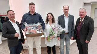Ehemaligen Vorsitzenden verabschiedet: Unser Bild zeigt (von links) Bürgermeister Joachim Döffinger, Ronny Deubel, seine Ehefrau Nadine, Markus Köppler und Arnulf Freiherr von Eyb.