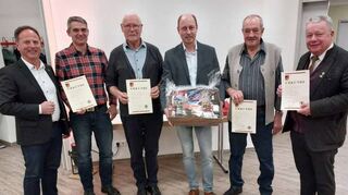 Einige Mitglieder ausgezeichnet: Unser Bild zeigt (von links) Bürgermeister Joachim Döffinger, Philipp Götz, Ferdinand Hügel, Markus Köppler, Josef Deißler und Arnulf Freiherr von Eyb.