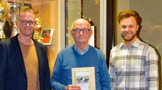 60 Jahre dabei: Unser Bild zeigt (von links) Vorsitzender Sven Hartmann, Alois Geiger, dritter Vorsitzender Michael Haberkorn.