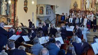 Mit ein Hauptbestandteil der Oberlaudaer Dorfweihnacht war ein Konzert der Musikkapelle Oberlauda/Messelhausen und des Kinderchors der Grundschule.