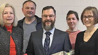 Matthias Haas übernimmt die Pfarrstelle „Tourismus und Öffentlichkeitsarbeit“ des Weikersheimer Kirchenbezirks. Unser Bild zeigt ihn (Mitte) zusammen mit (von links) Dekanin Renate Meixner, dem Verbundkirchengemeinderatsvorsitzenden Jochen Heppel, Pfarrerin Simone Mielke und Pfarrerin Anne Brehm-Haas.