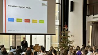 Bei einem Vortrag am Burghardt-Gymnasium berichtete Johannes Neuer, Direktor der Deutschen Nationalbibliothek, über die Herausforderungen der Zukunft.