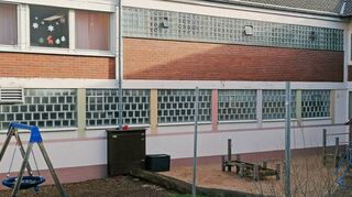 Die Glasbausteine an der Schule werden durch Fensterelemente ersetzt.