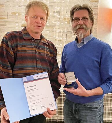Jürgen Bundschuh (links) ist seit 40 Jahren bei der Firma Josef Kreis beschäftigt. Josef Kreis überreichte die Urkunde mit Medaille.