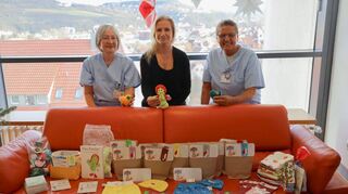 Melanie Hofmann (Mitte) überreichte die Geschenke für die Kinder und Familien auf der Intensivstation in der Klinik für Kinder- und Jugendmedizin des Caritas-Krankenhauses Bad Mergentheim an Stationsleitung Sabine Rauscher (rechts) und Sigrid Drost.