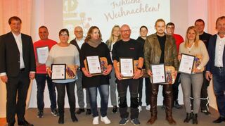 Die Jubilarinnen und Jubilare der Röttinger Firma eibe mit den Geschäftsführern Aljosha Geerlings (links) und Tilo Eichinger (rechts).