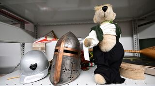 Noch mehr Geschenke an Winfried Kretschmann: Ein Helm für die Baustelle Stuttgart 21 (l-r), ein Helm einer Rüstung und ein Teddybär