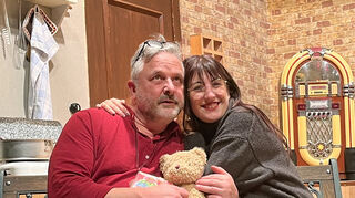 <span style='font-family:"FreeSerif",serif;mso-bidi-font-family:FreeSerif'>Mit
Kuscheltier auf Tour: Das Rentnerpaar Karl (Michael Weber-Schwarz) und
Elisabeth (Leonie Sturm).</span>

​