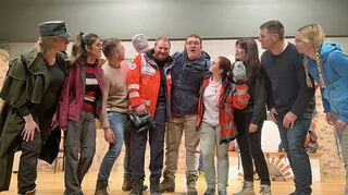 Alle, wenn auch leicht derangiert, nach der Tour wieder auf der Hütte 
vereint: Die Laudenbacher Theatergruppe 0815 in „Der Berg ruft“.  
Bilder: Theatergruppe​