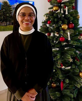 Schwester Anitha freut sich auf ihren Urlaub in Indien. Nach zwei Jahren wird sie nun ihre Familie wiedersehen. Ihre Ordenskette mit mit den zwei Engeln (unten) und der Mutter Gottes auf der anderen Seite trägt sie immer.