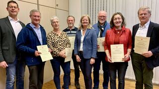 Im Rahmen der Jahresabschlusssitzung des Tauberbischofsheimer Gemeinderats am Mittwoch wurden fleißige Blutspender ausgezeichnet. Das Bild zeigt die Geehrten zusammen mit Bürgermeisterin Anette Schmidt (Vierte von rechts) und Uwe Rennhofer vom DRK (links).