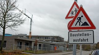In Bildung und Betreuung fließt weiter viel Geld. Das Bild zeigt die Kindertagesstätte im Auenland und dahinter die Baustelle für die neue Grundschule.