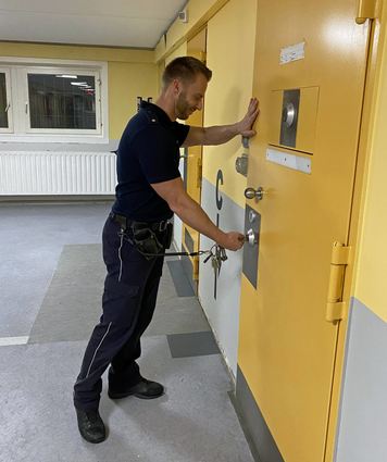 Herr Becher ist Justizvollzugsbeamter in der JVA Adelsheim. Er arbeitet im Haus E1 und kümmert sich gemeinsam mit seinen Kollegen um die Häftlinge.