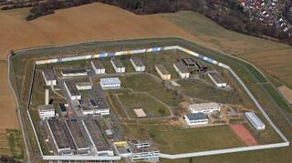 Die Anlage der JVA Adelsheim von 2013, also noch vor der Renovierung der Verwaltung und vor Sanierung des Sportplatzes.