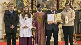 Ortsvorsteher Erik Longin, Ministrantin, Pater Soji (von links) und Annette Mohr (rechts) freuten sich mit Mesner Andreas Illek über sein Jubiläum.
