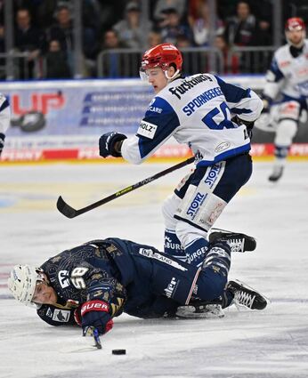 Bauchlandung am zweiten Weihnachtsfeiertag: Adler Tyler Gaudet (am Boden) gegen Schwenningens Peter Spornberger.