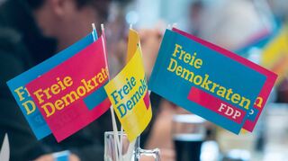 Die FDP als „Fähnchen im Wind“? Auch, um diesen Ruf zu vermeiden, stimmen Mitglieder in der Region mehrheitlich für einen Ampelverbleib.