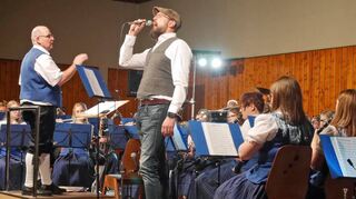 Das Weihnachtskonzert des Musikvereins Höpfingen – hier mit Gastsänger Sven Dargatz – bot den Besuchern ein starkes Klangerlebnis.