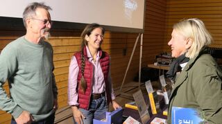 Viele Zuhörer waren in Rauenberg von der Reportage der Abenteuerreiter Sonja Endlweber (Mitte) und Günter Wamser begeistert. Gefragt waren auch ihre Bücher, die sie für ihre Fans von Hand signierten. Gerne führten sie auch Gespräche mit den Besucherinnen und Besuchern.