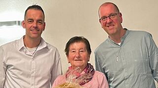 Glückwunsch zum 60-jährigen Dienstjubiläum: Der Jubilarin gratulierten die Geschäftsführer Achim Mechler (rechts) und André Mechler.