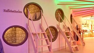 Oben: Blick in das neue Sport-Spa im Mawell in Langenburg. Kleine Bilder: die beliebten Kuschelkojen und die Gesamtansicht des Wellness-Resorts.