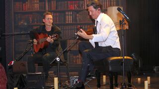 Meister ihres Fachs: Alexander Kilian (links) und Jan Pascal – nicht nur als Gitarristen, sondern auch als Moderatoren und Stimmungsmacher.