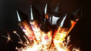 Werden Feuerwerkskörper unsachgemäß abgebrannt, kann das zu einem Brand führen. Für den Fall der Fälle sind die Feuerwehren im Landkreis auch in der Silvesternacht einsatzbereit.