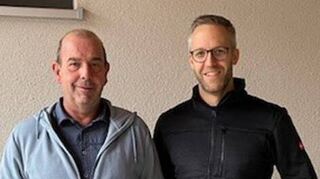 Geschäftsführer Simon Prokopp (rechts) gratulierte Rüdiger Bick zu seinem Dienstjubiläum.